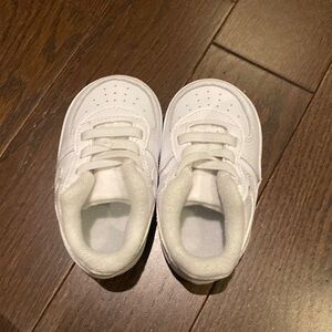BABY NIKE SIZE 4C SNEAKERS